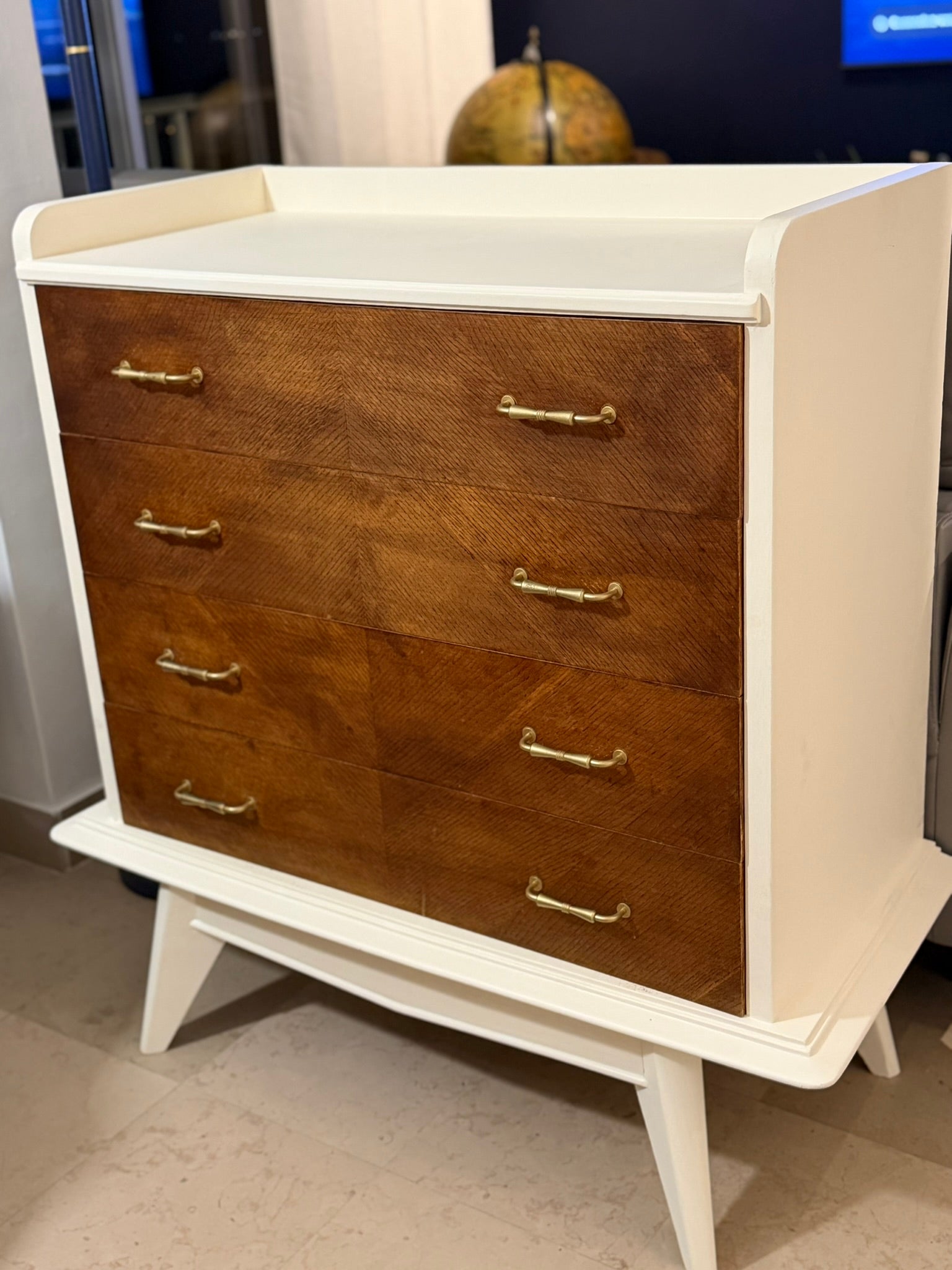 Commode vintage rénovée - Charme rétro & élégance intemporelle