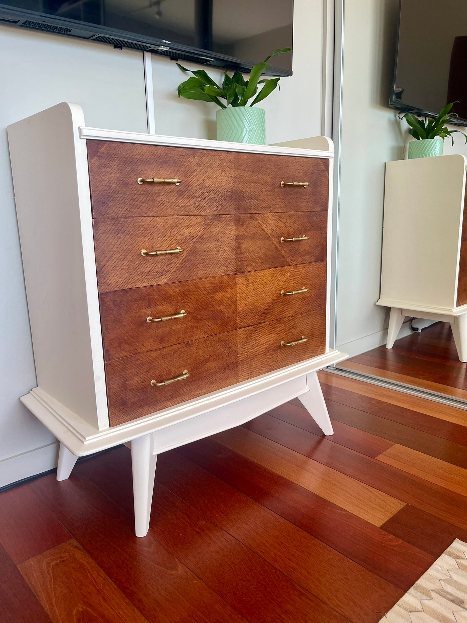 Commode vintage rénovée - Charme rétro & élégance intemporelle